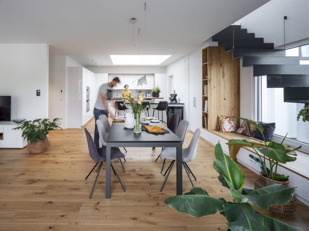 Ruime open woonruimte met moderne keuken, eetruimte en natuurlijk licht.