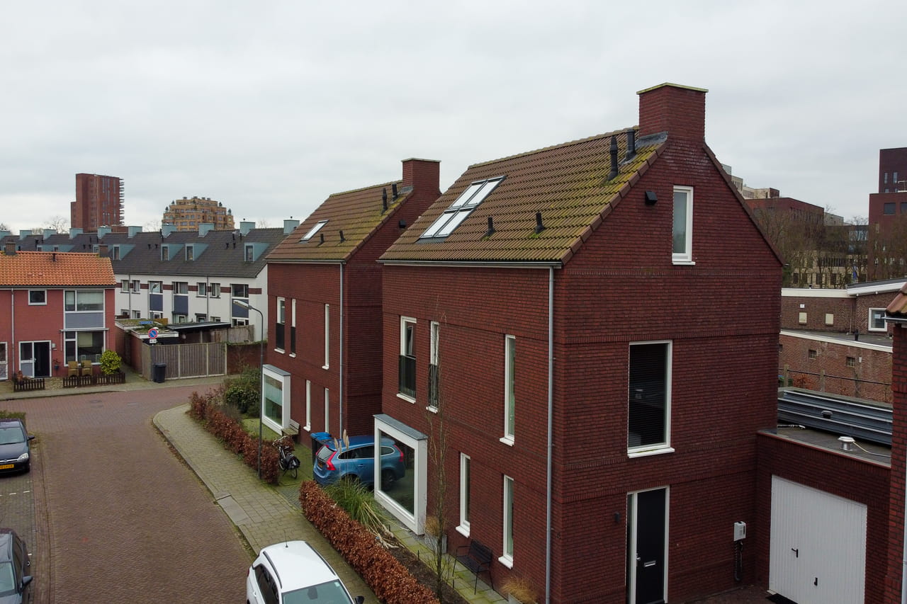 Luchtfoto van rijtjeshuizen met VELUX dakvensters in een buitenwijk.