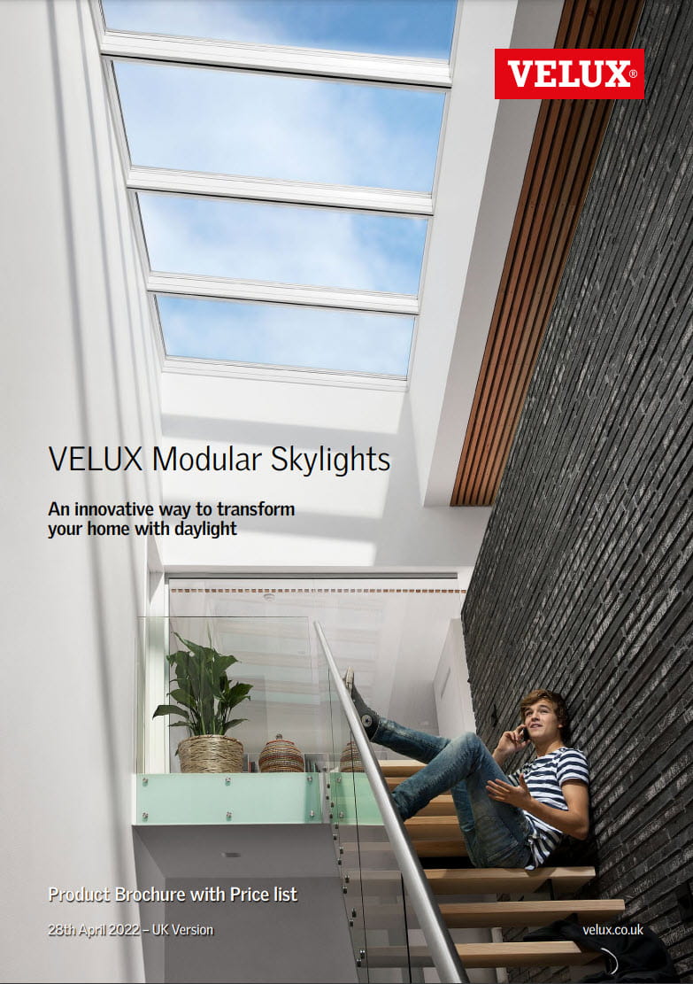 Modernes Stiegenhaus unter VELUX Dachflächenfenster, mit hölzernen Stufen und Glas Geländer.