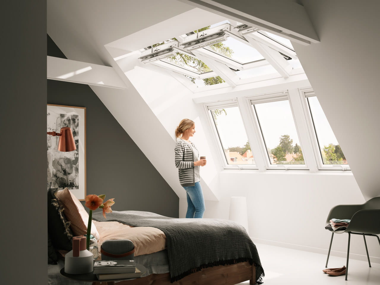 Modernes Schlafzimmer im Dachboden mit VELUX Dachflächenfenster und zeitgenössischer Einrichtung.