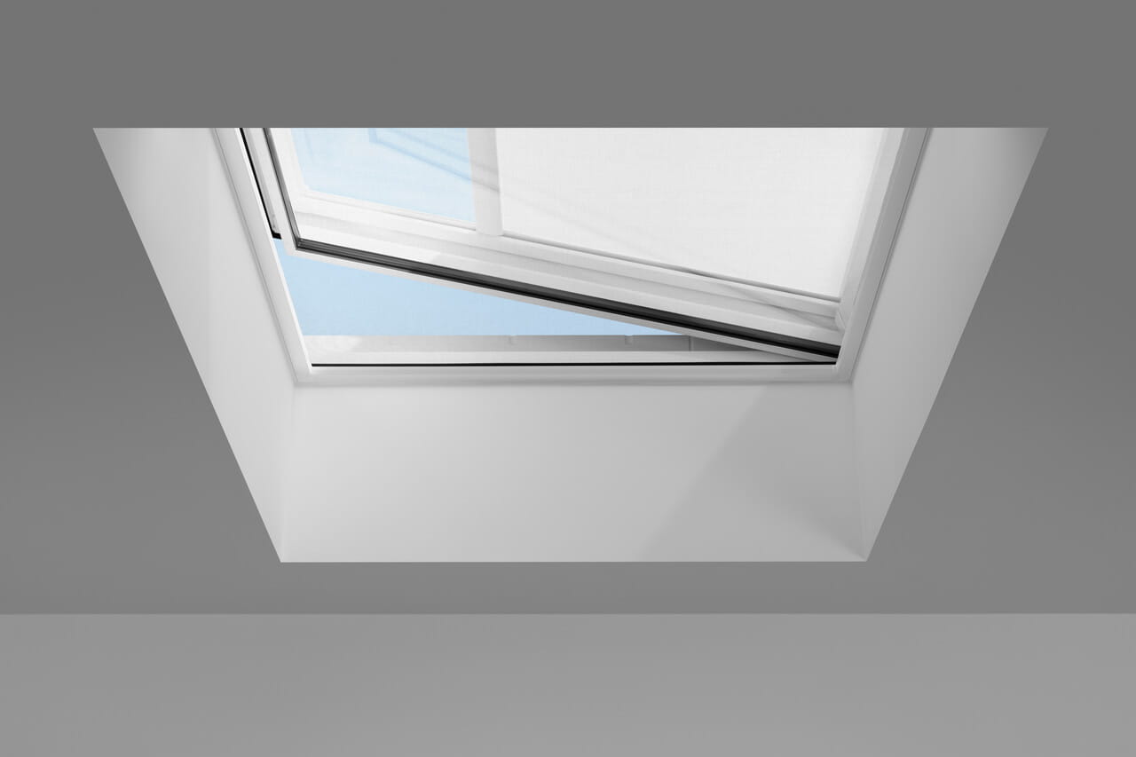 Modernes VELUX Dachflächenfenster in einer schrägen Decke mit Aussicht auf den Himmel.