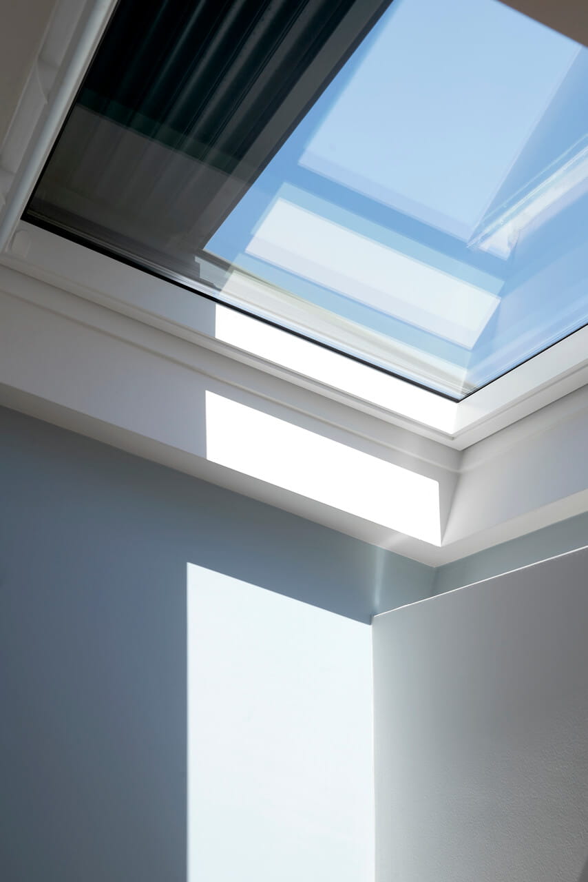 Modernes VELUX Dachflächenfenster erhellt einen Raum mit natürlichem Licht.