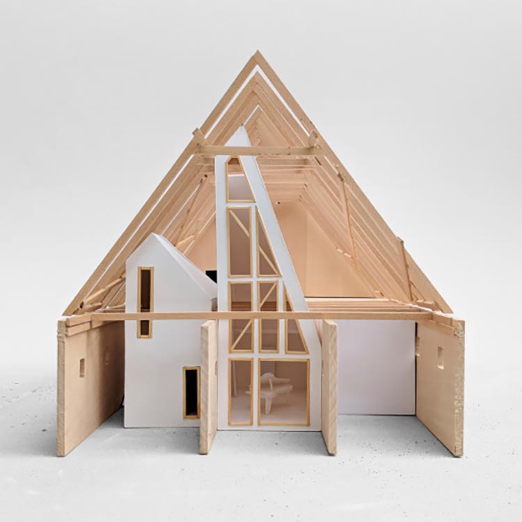 Detaillierter Querschnitt eines hölzernen Wohngebäudemodells mit Innenansicht.
