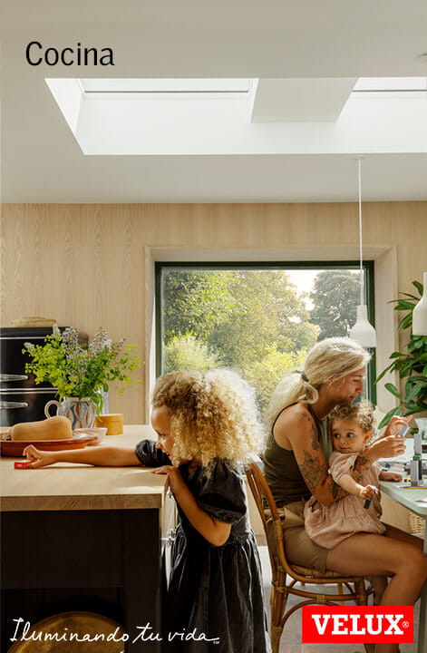 Moderne Küche mit VELUX Dachflächenfenstern, die für reichlich Tageslicht sorgen.