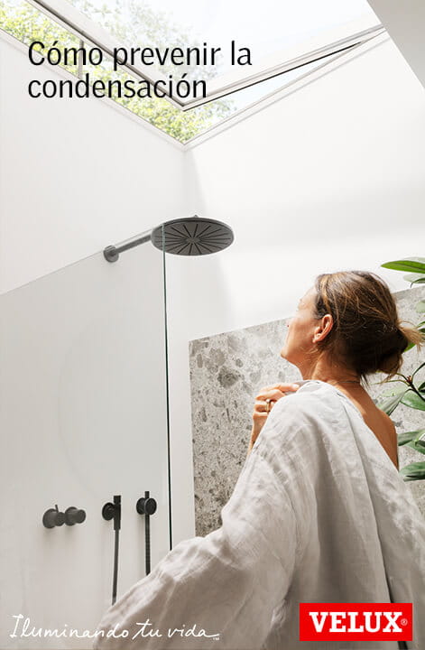 Modernes Badezimmer mit VELUX Dachflächenfenster, das für natürliches Licht im Duschbereich sorgt.