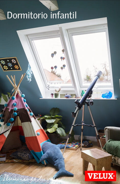 Kinderzimmer mit Tipi und Teleskop unter VELUX Dachflächenfenstern.