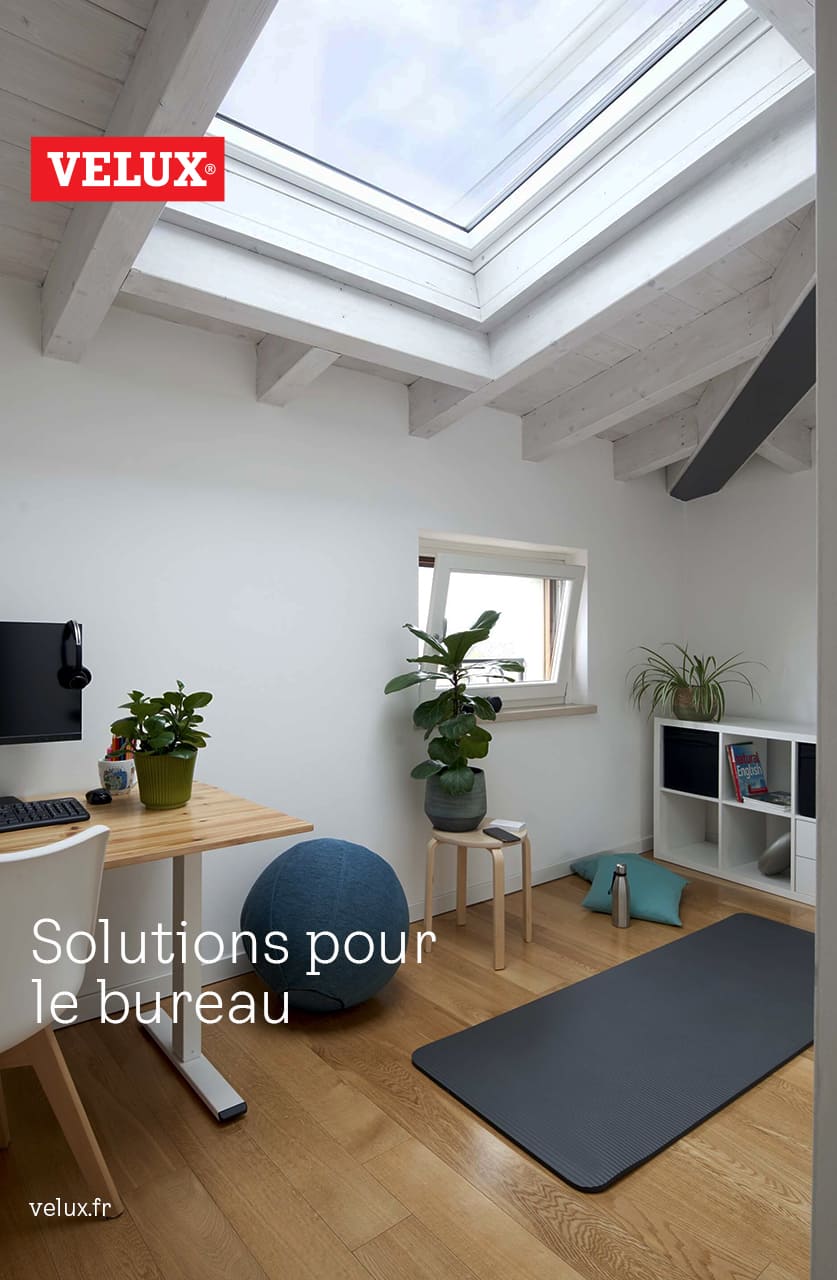 Modernes Homeoffice mit VELUX Dachflächenfenster, hölzernen Balken und Pflanzen.