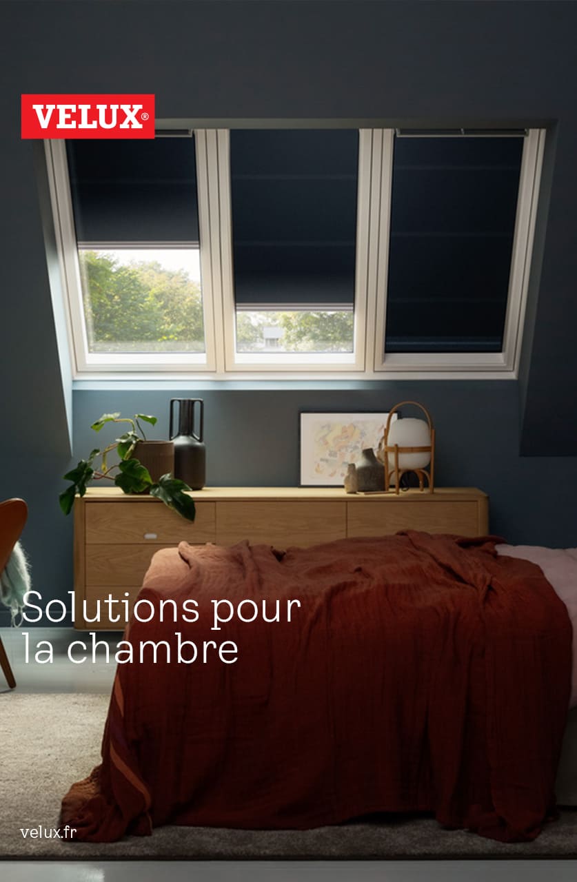 Modernes Schlafzimmer mit natürlichem Licht von VELUX Dachflächenfenstern und warmer, erdiger Dekoration.