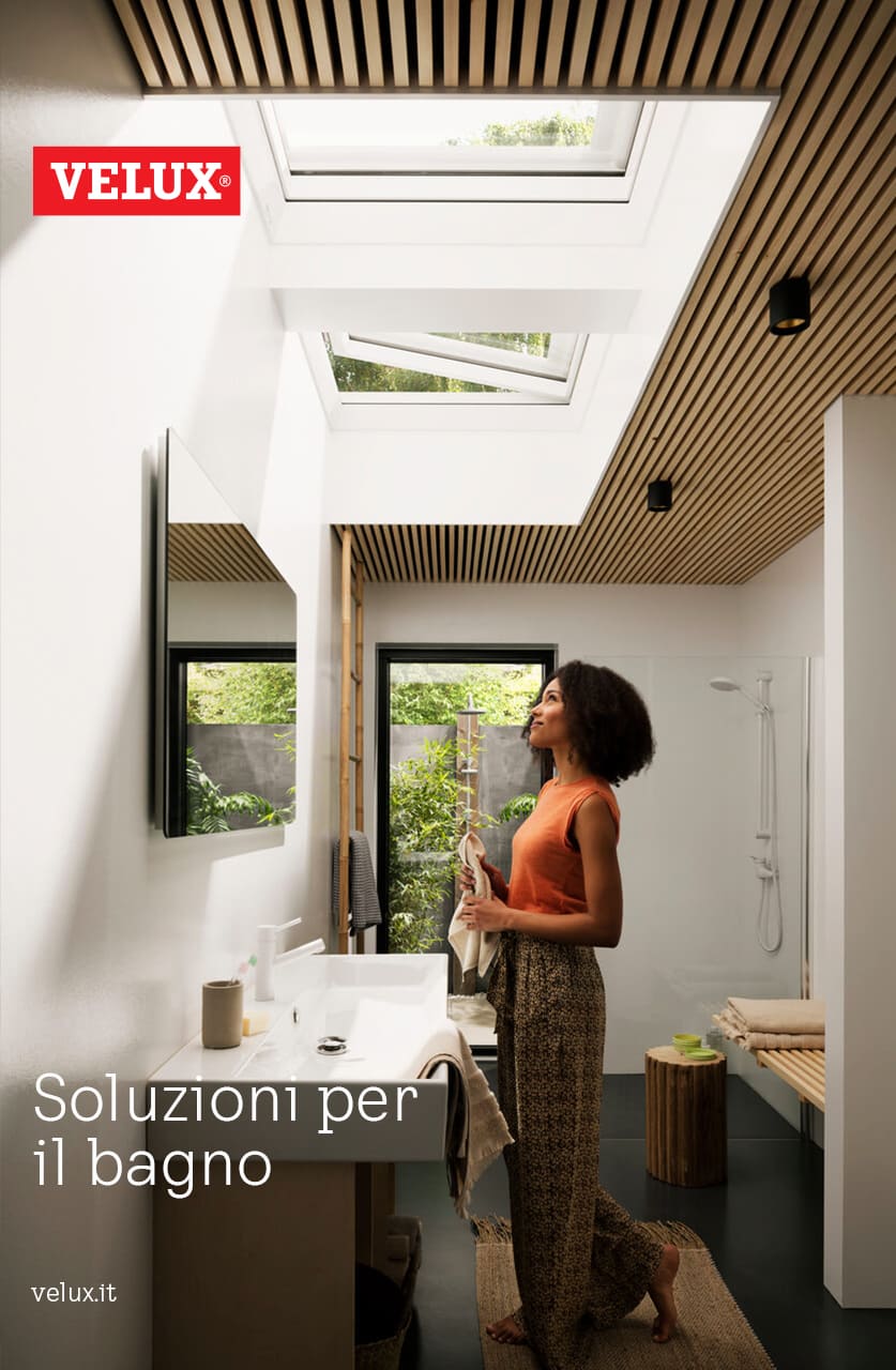 Modernes Badezimmer mit VELUX Dachflächenfenstern und Aussicht auf Grünanlagen