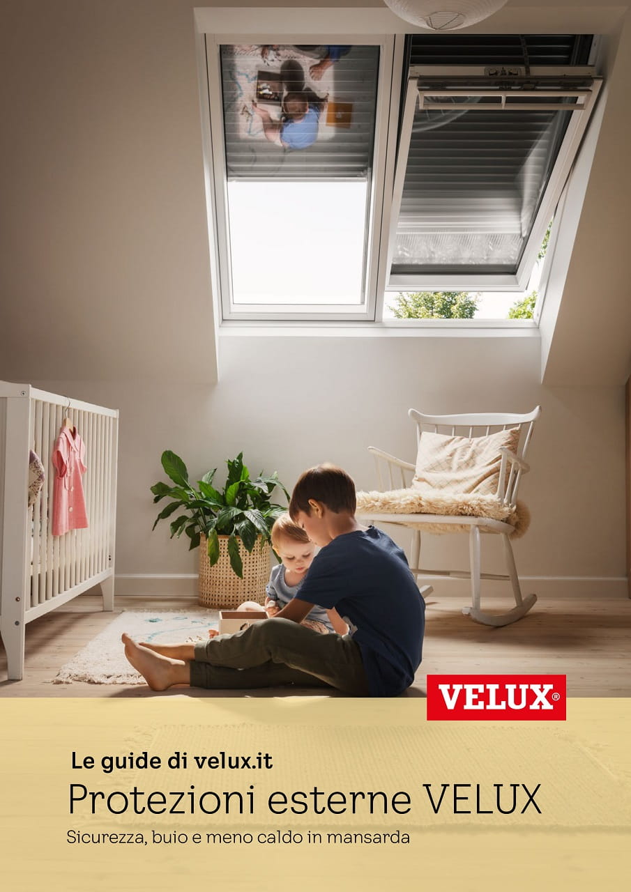 Dachboden-Spielzimmer mit natürlichem Licht durch ein VELUX Dachflächenfenster, Schaukelstuhl und hölzernem Kinderbett.