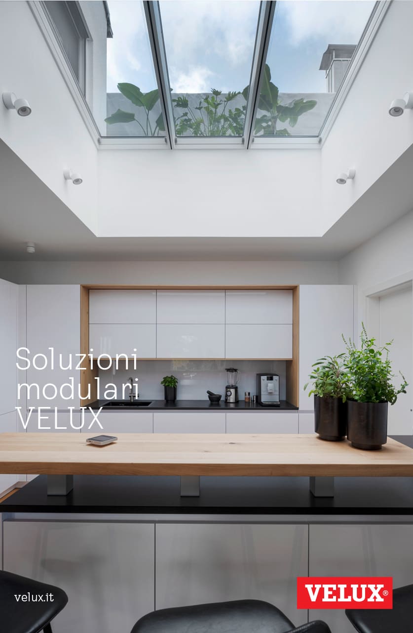 Moderne Küche mit VELUX Dachflächenfenster, die natürliches Licht bieten und eine Aussicht auf den Himmel ermöglichen.