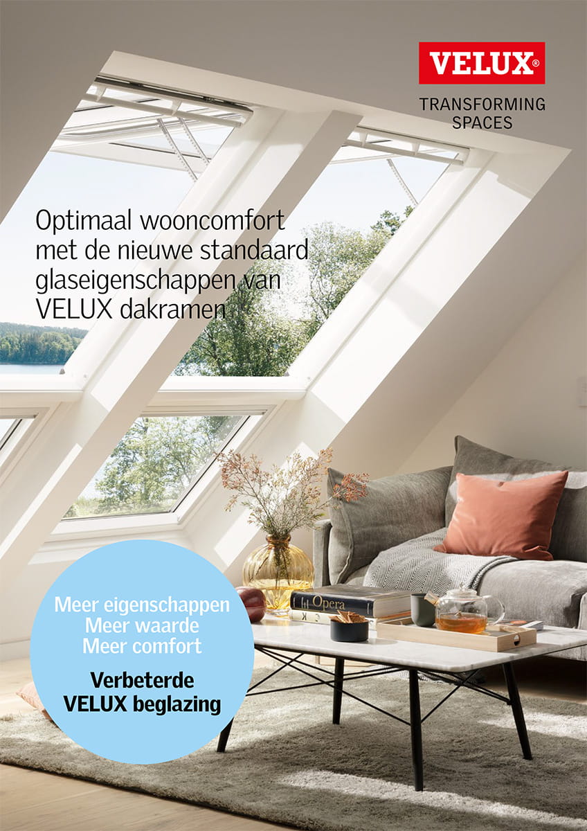 Wohnzimmer mit natürlichem Licht von VELUX Dachflächenfenstern und moderner Einrichtung.