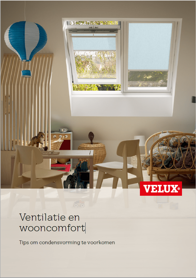 Kinderzimmer mit natürlichem Licht von einem VELUX Dachflächenfenster, hölzernen Spielzeugen und Möbeln.