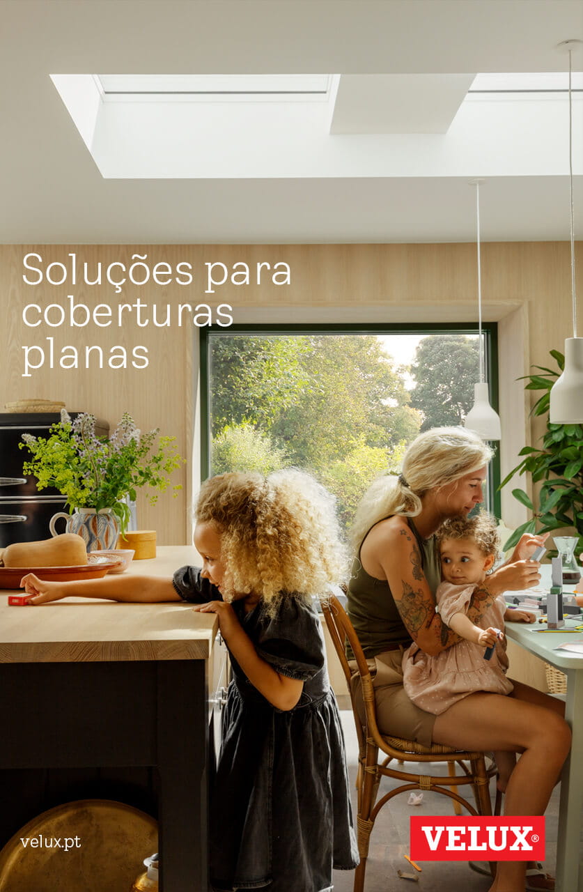 Sonnige Küche mit VELUX Dachflächenfenster, hölzernen Akzenten und Blick ins Grüne.