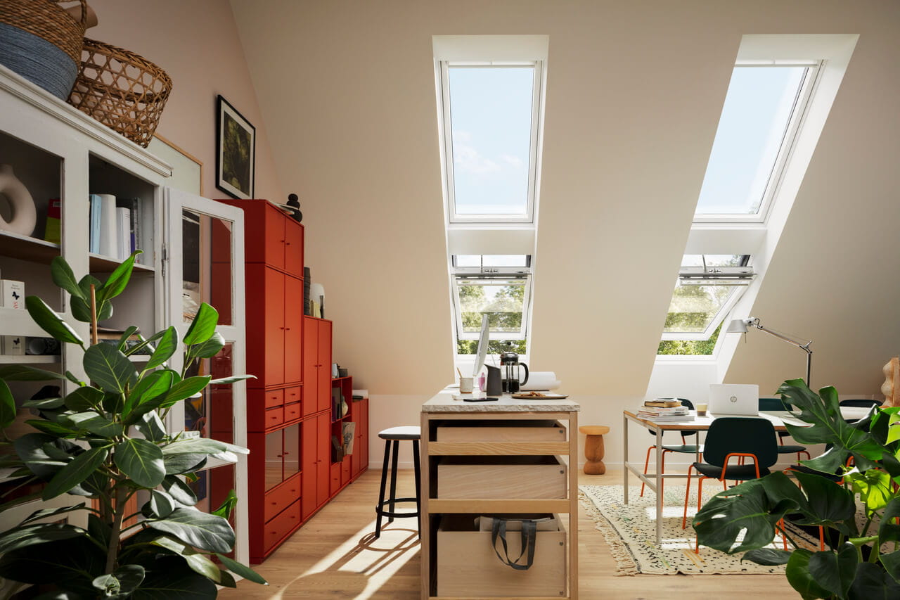 Homeoffice mit rotem Schrank und VELUX Dachflächenfenstern, die für natürliches Licht sorgen.