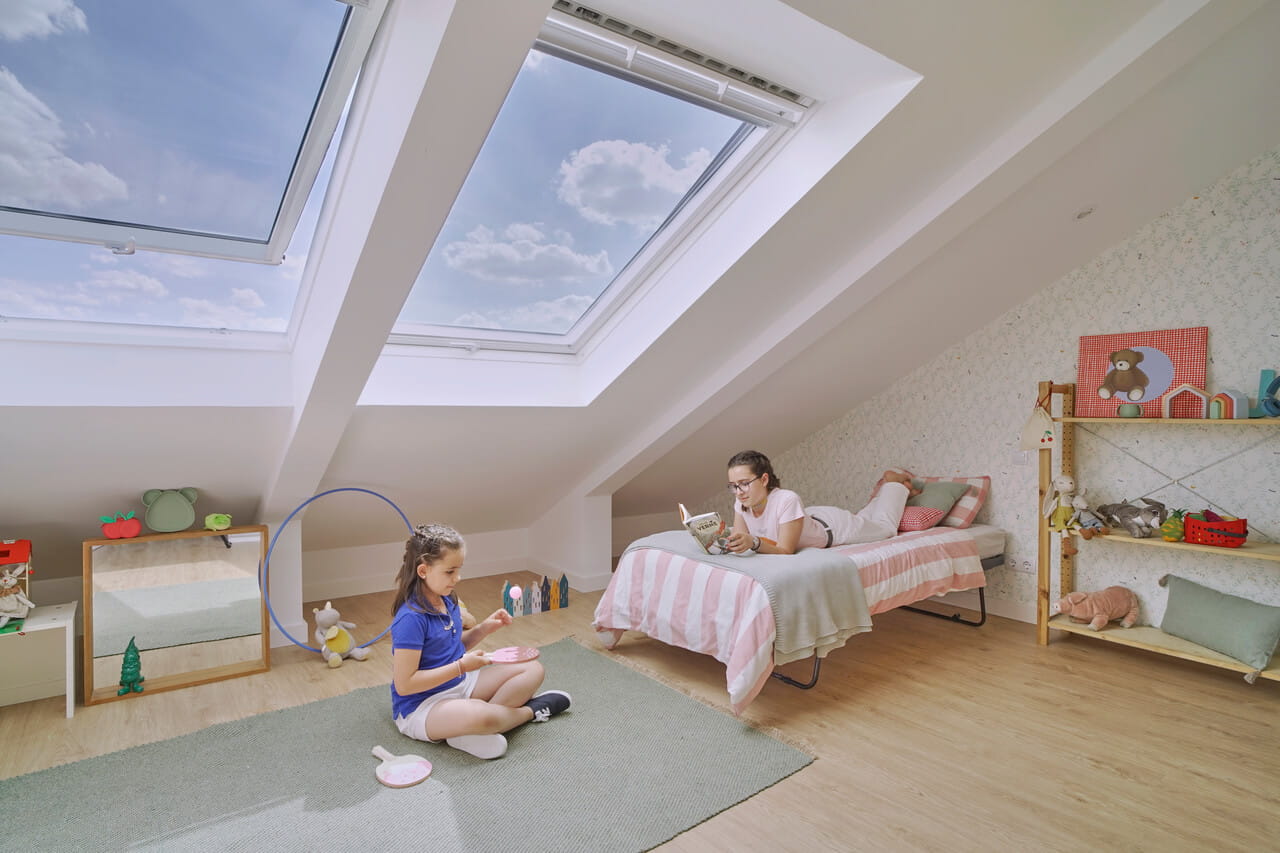 Kinder-Dachboden-Spielzimmer mit VELUX Dachflächenfenster und aufgeräumtem Spielzeug.