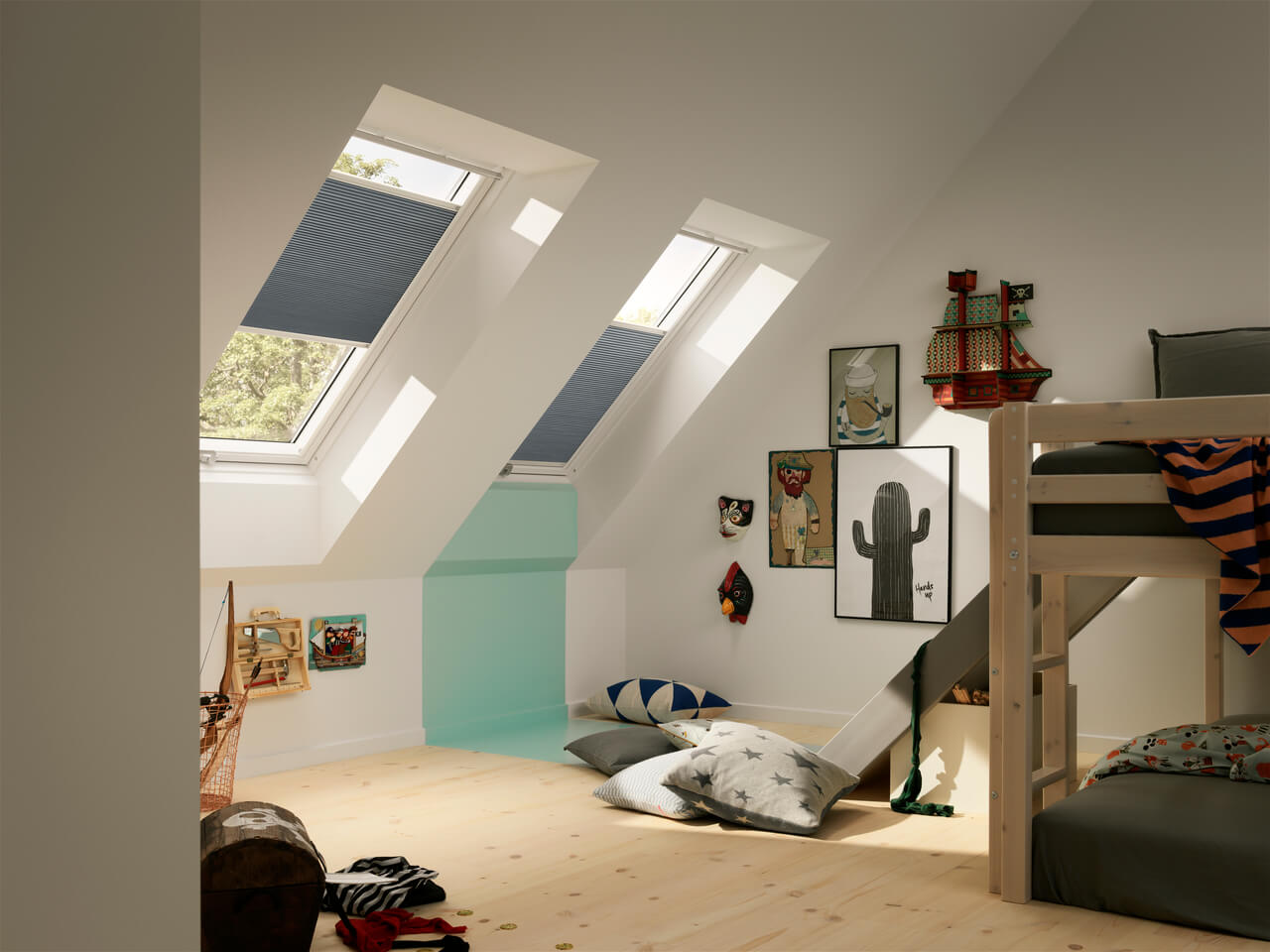 Spielzimmer im Dachboden mit VELUX Dachflächenfenstern, Etagenbett und Wandkunst.