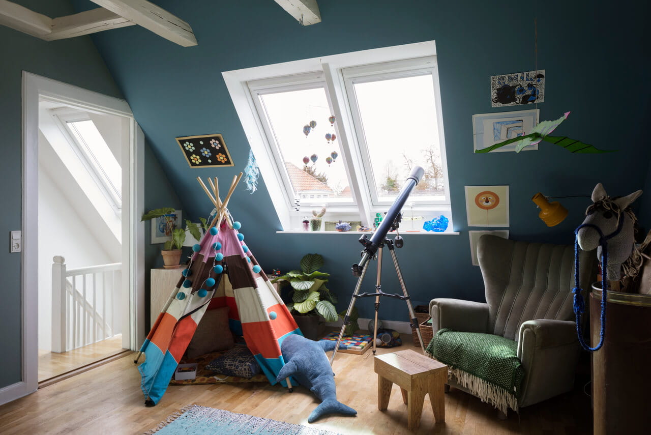Kinderzimmer mit Tipi, Teleskop und VELUX Dachflächenfenster.