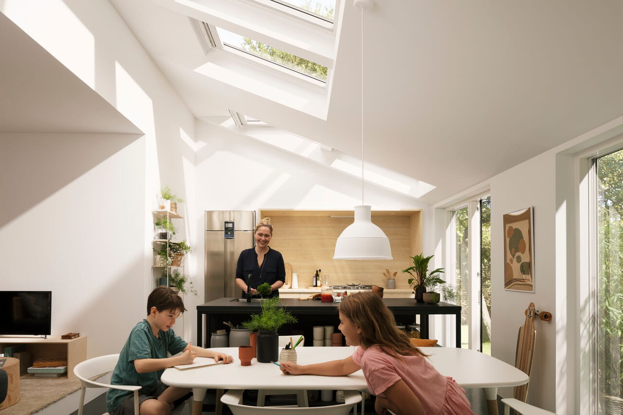 Moderne Küche mit hölzernen Akzenten und natürlichem Licht von VELUX Dachflächenfenstern.