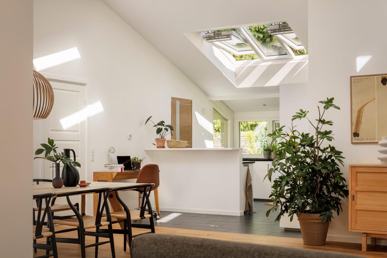 Moderne Küche mit VELUX Dachflächenfenstern und natürlichem Licht.