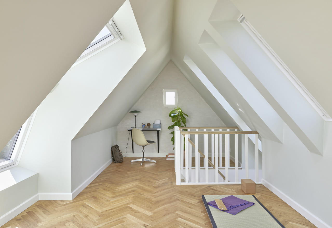 Geräumiges Dachboden-Homeoffice mit VELUX-Fenstern und einer Yoga-Ecke.