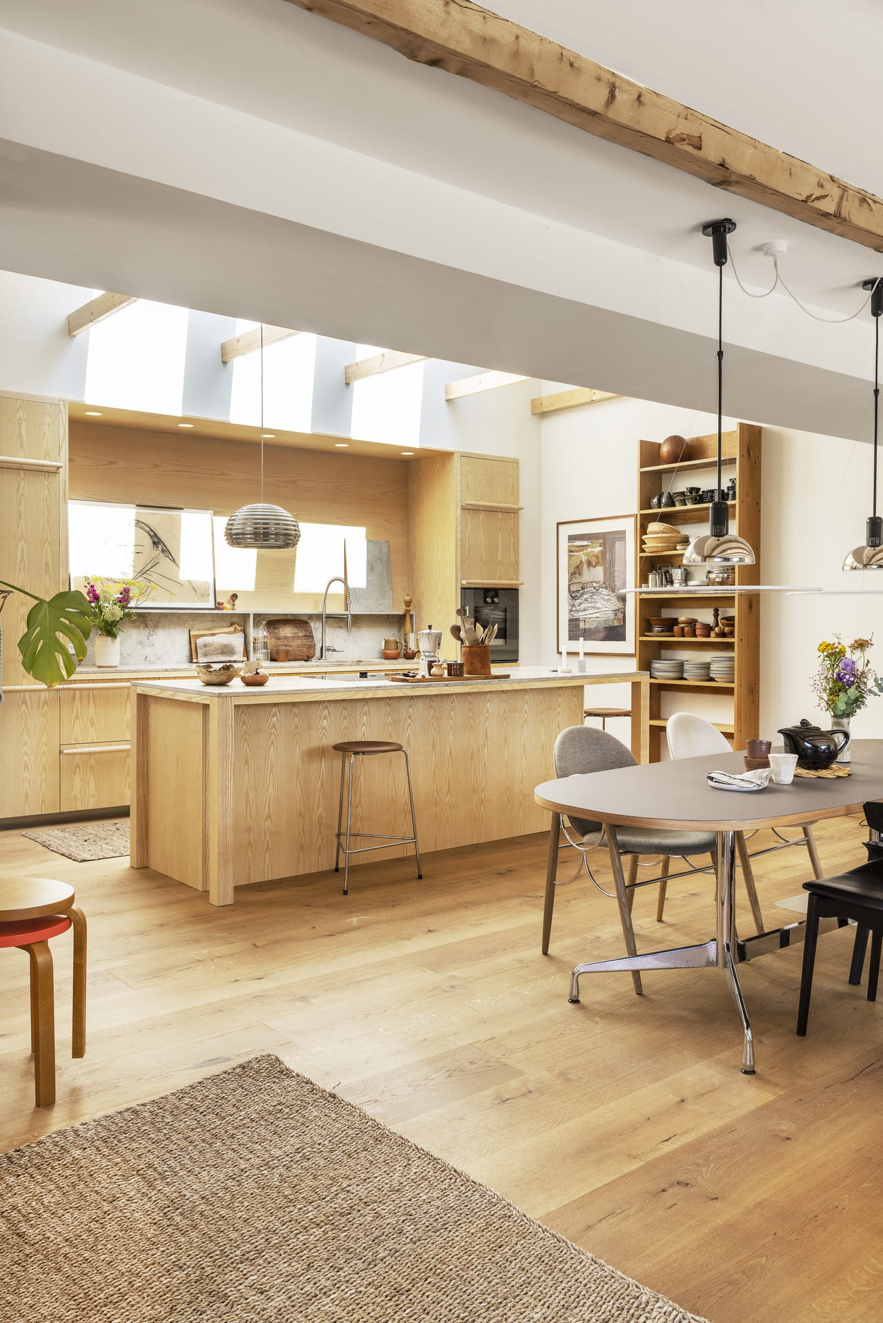 Helle Küche mit Naturholz, modernen Geräten und VELUX Dachflächenfenster.