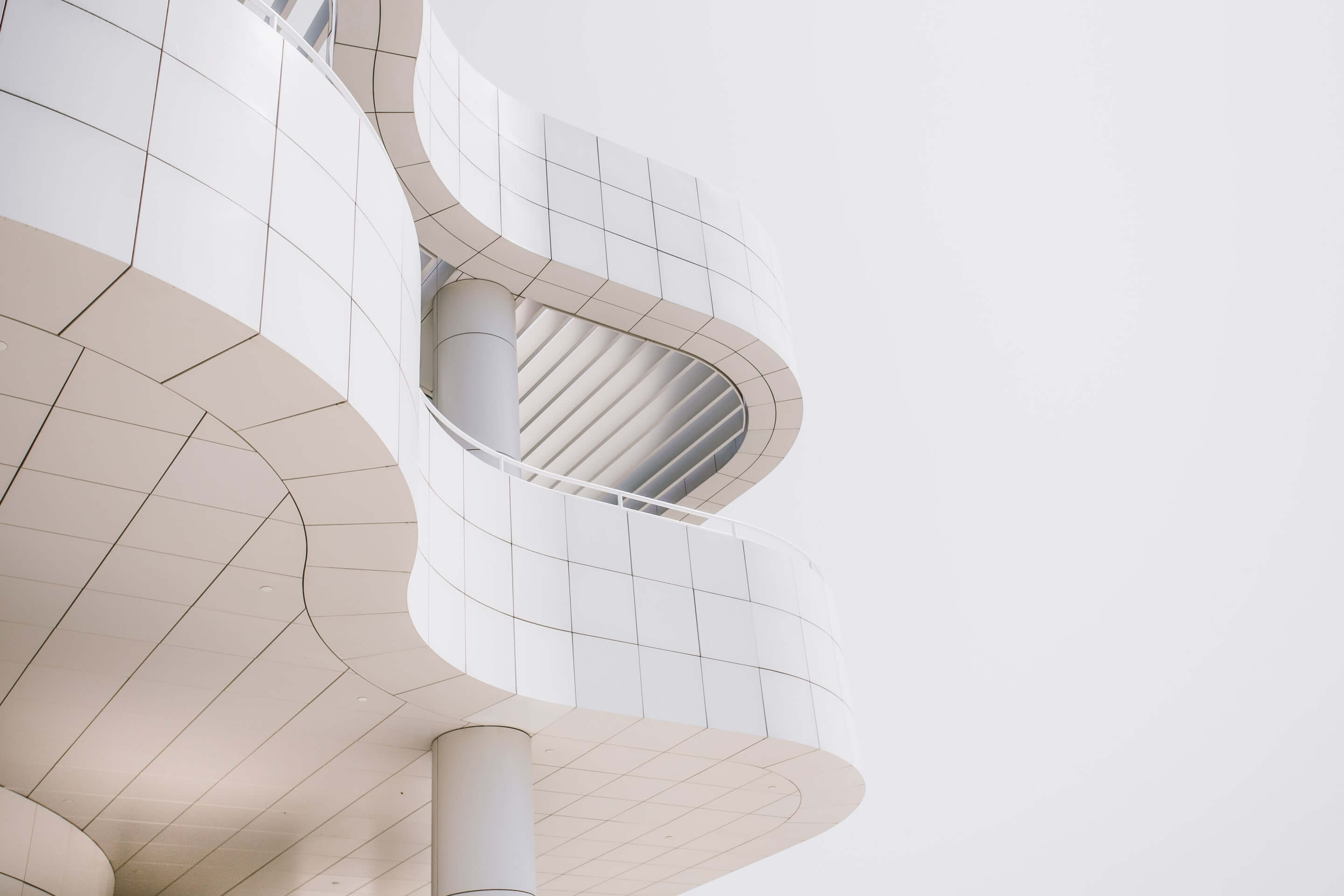 Modernes Gebäude mit glatten Kurven und geometrischer weißer Fassade