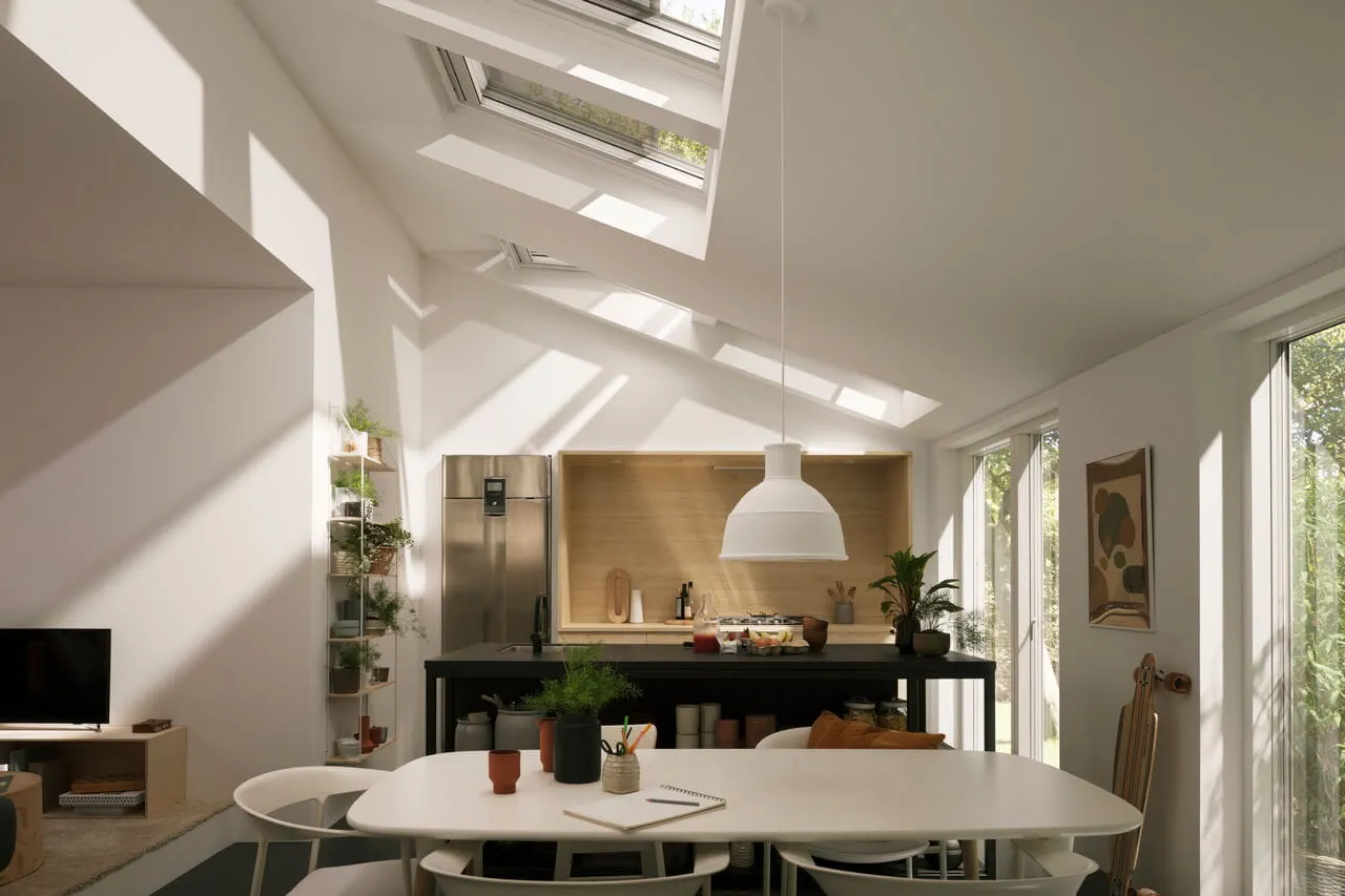 Cuisine moderne avec des fenêtres de toit VELUX et lumière naturelle.