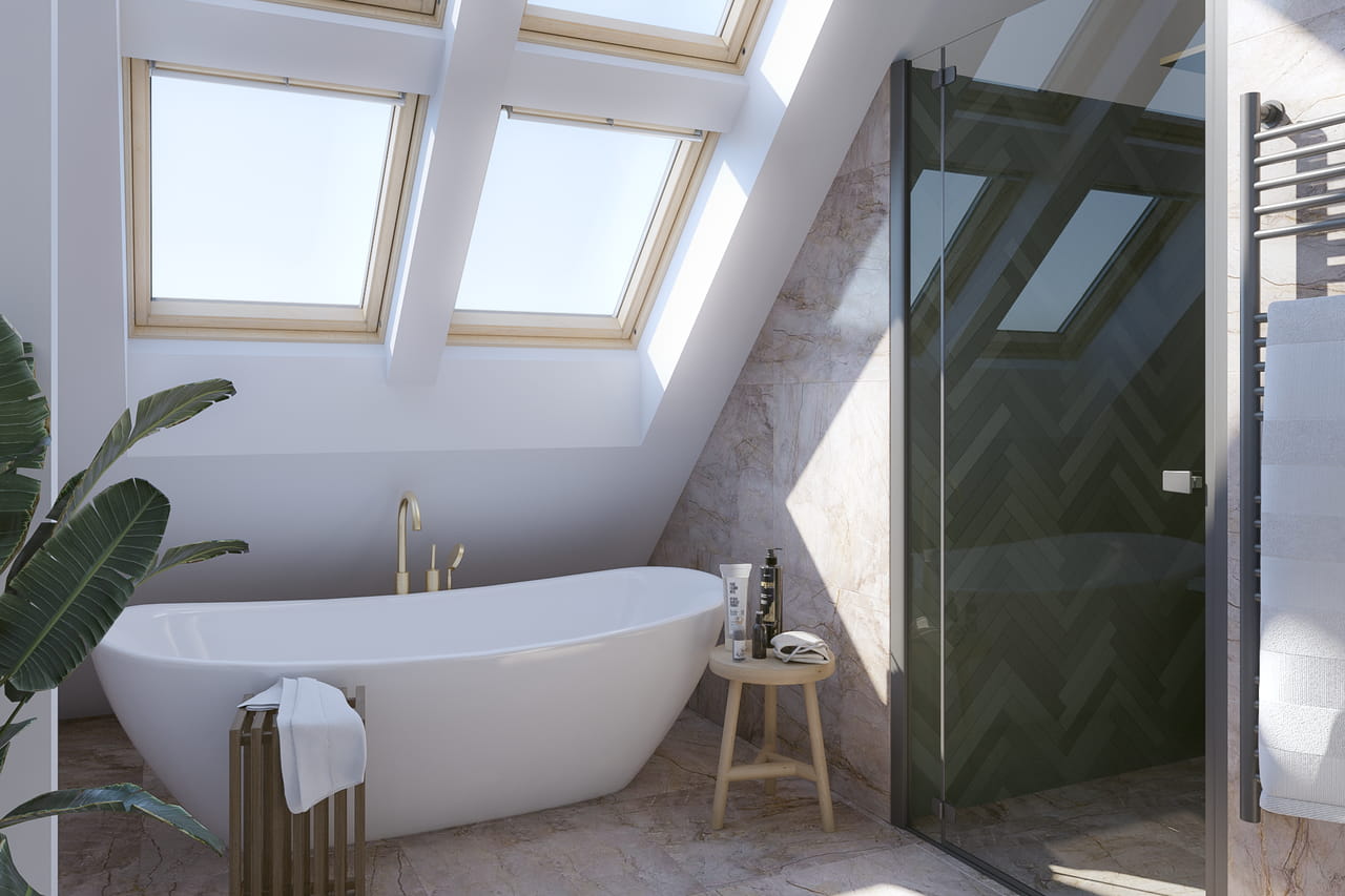 Elegante baño con ventanas de tejado VELUX, bañera independiente y grifería dorada.