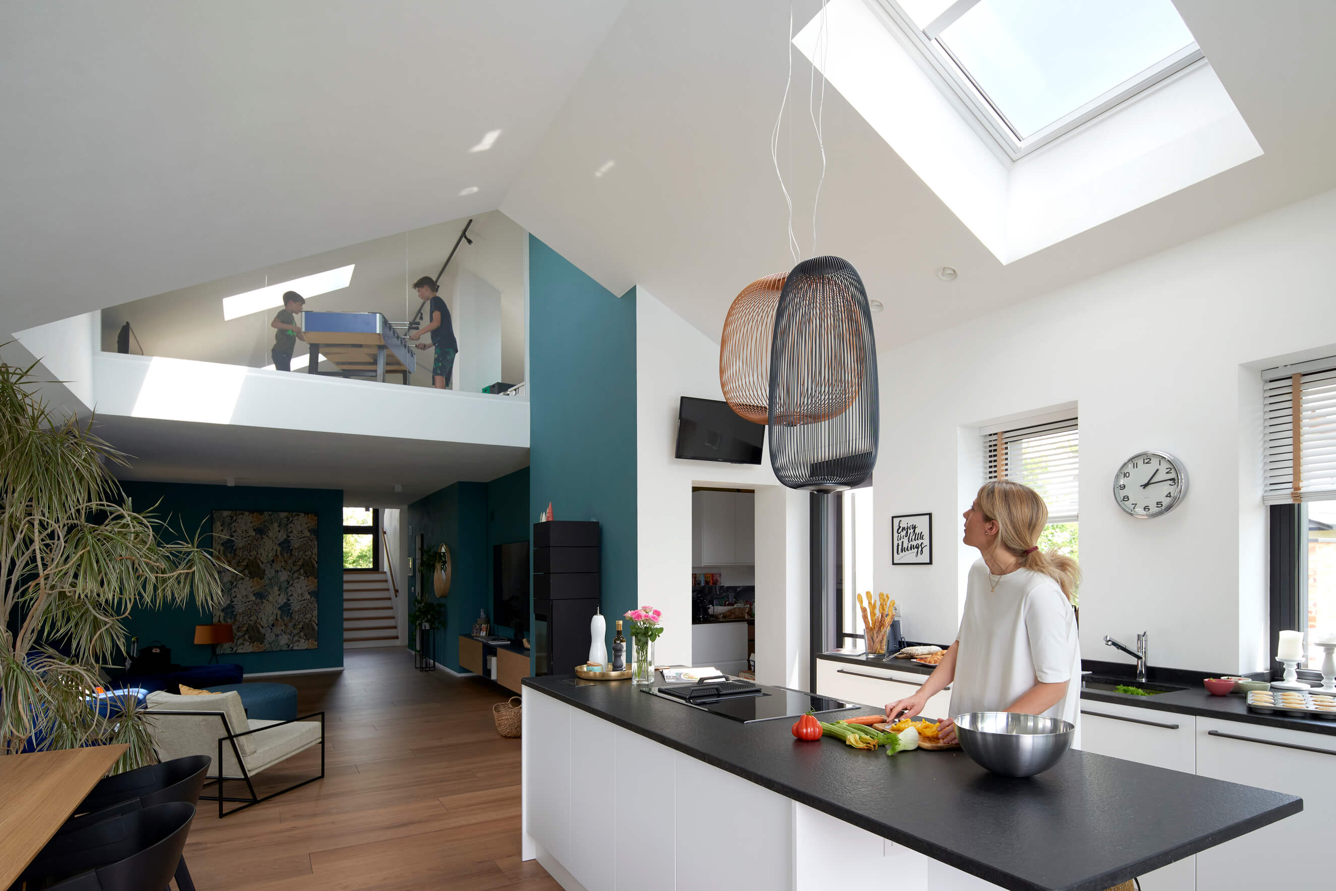 Cucina moderna e luminosa con finestra per tetti VELUX e livello soppalcato.