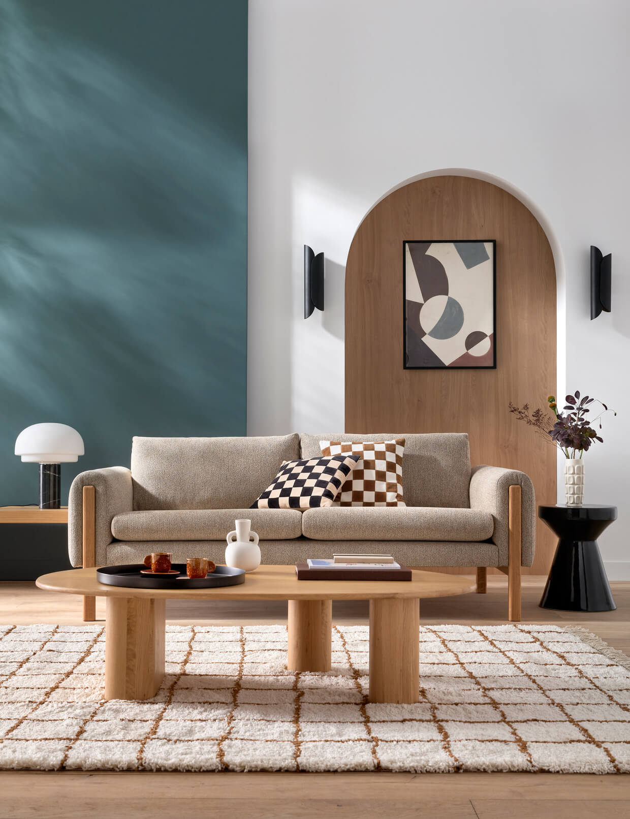 Elegantes modernes Wohnzimmer mit beigem Sofa, hölzernem Couchtisch und abstrakter Wandkunst.