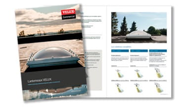 VELUX Commercial Broschüre mit Oberlicht auf Flachdach und Produktdetails.