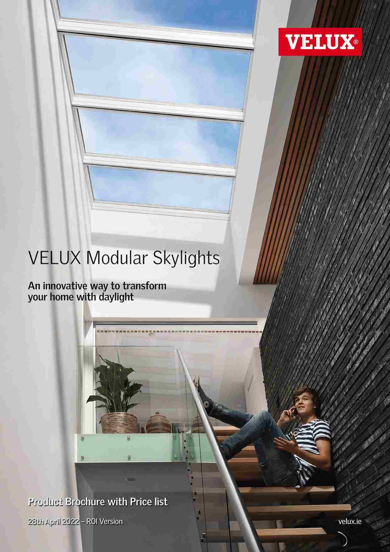 Modernes Stiegenhaus beleuchtet durch natürliches Licht von VELUX Dachflächenfenstern.