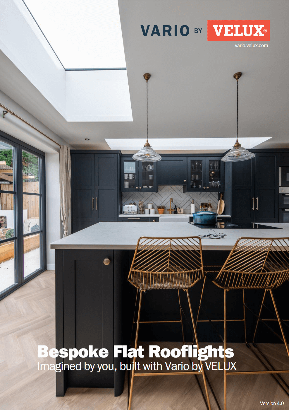 Moderne Küche mit VELUX Dachflächenfenster, dunklen Schränken und Hängeleuchten.