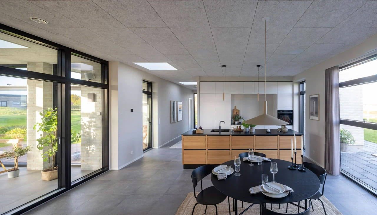 Helle moderne Küche mit VELUX Dachflächenfenster und offenem Essbereich.