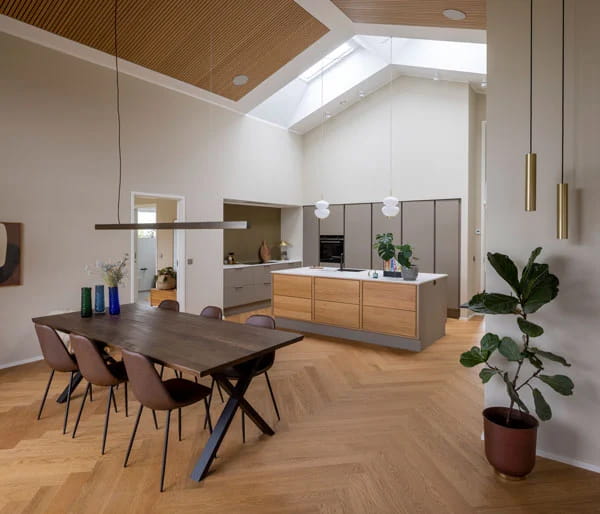 Offene Küche mit Essbereich und VELUX Dachflächenfenster, die für natürliches Licht sorgen.