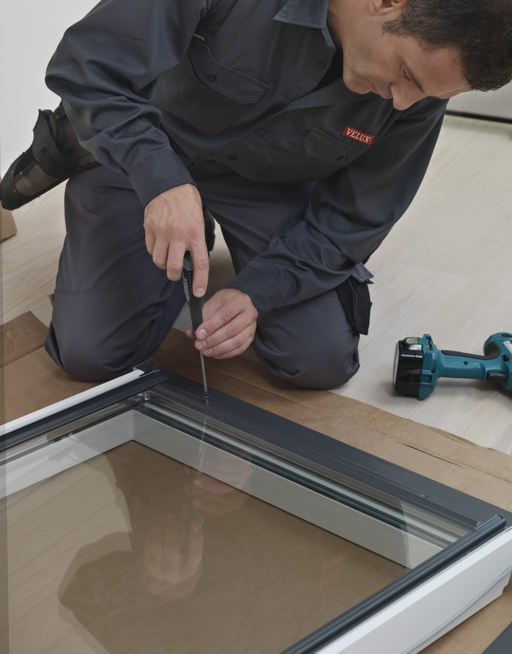 Professioneller Einbauer passt präzise ein VELUX Dachflächenfenster ein.