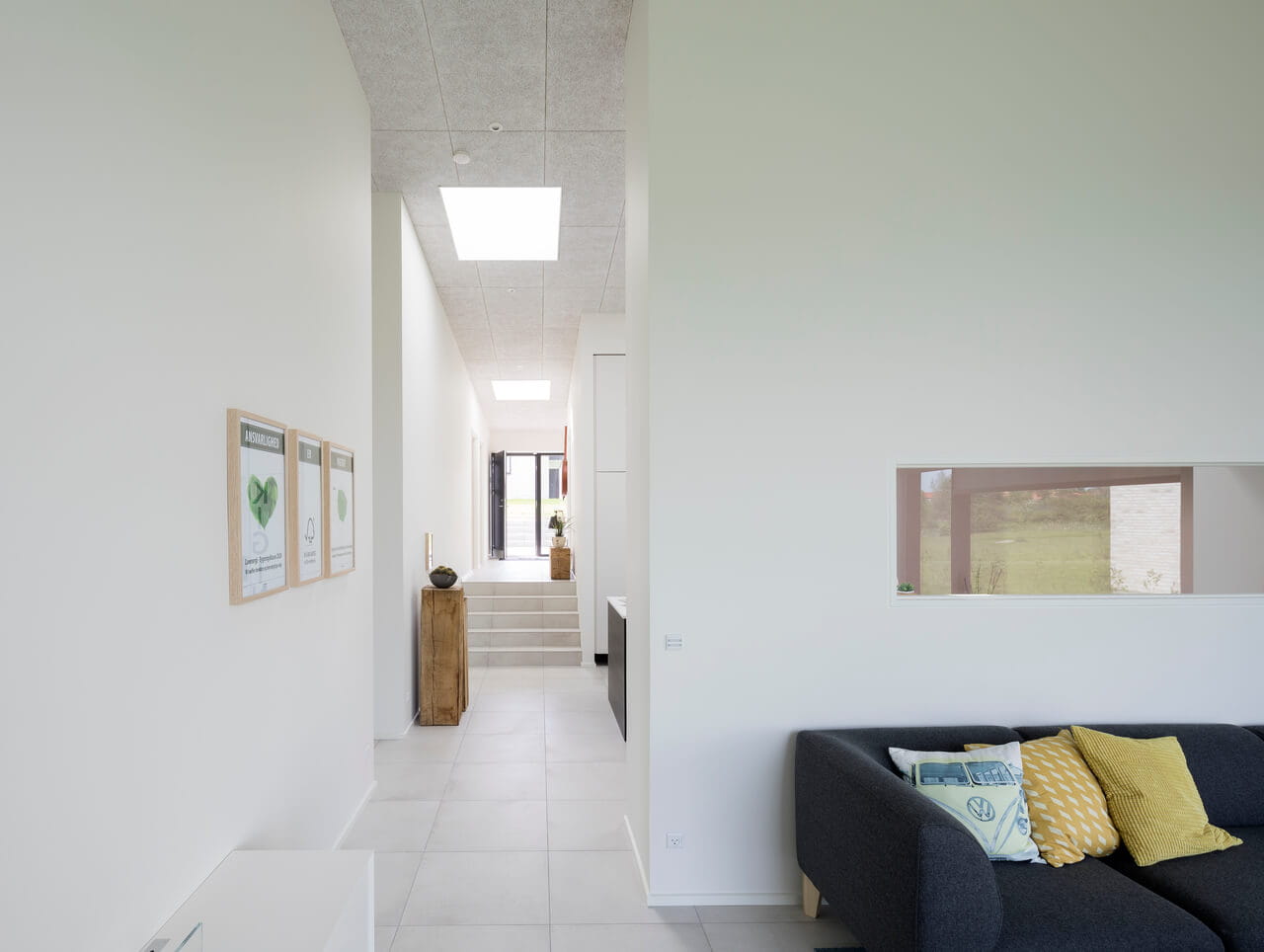 Heller Flur in modernem Zuhause mit VELUX Dachflächenfenster und gemütlichem Sofa.