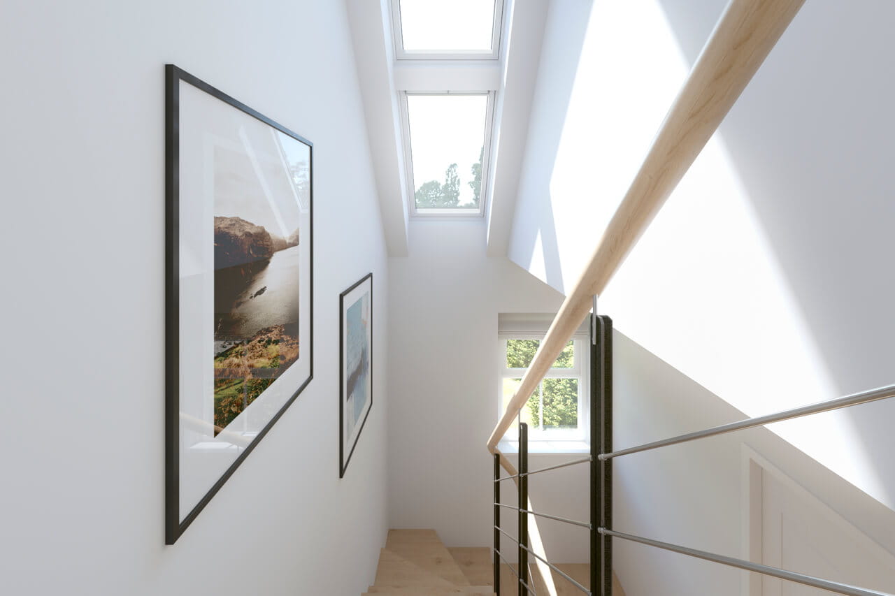 Stiegenhaus mit VELUX Dachflächenfenster, weißen Wänden, hölzernen Geländern und Wandkunst.
