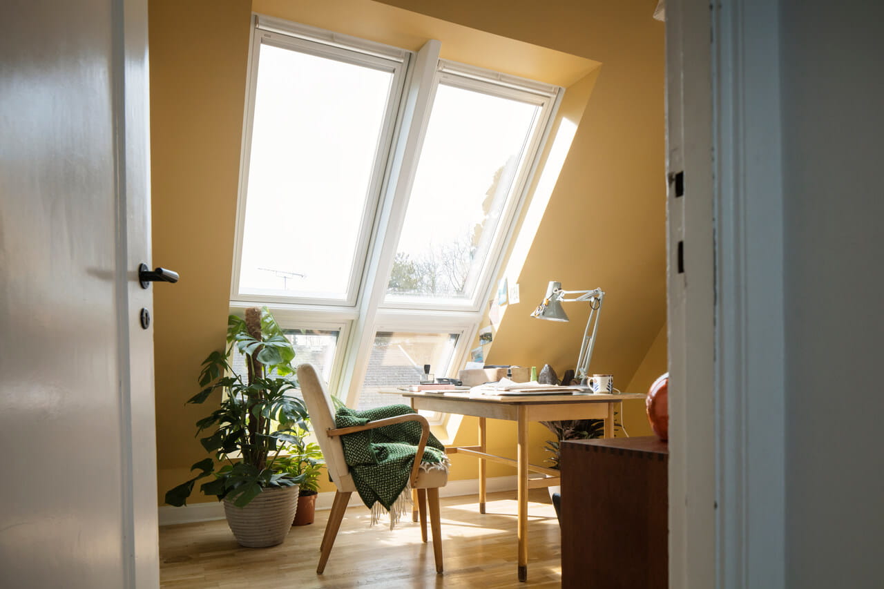 Bureau à domicile confortable avec des fenêtres de toit VELUX et des plantes