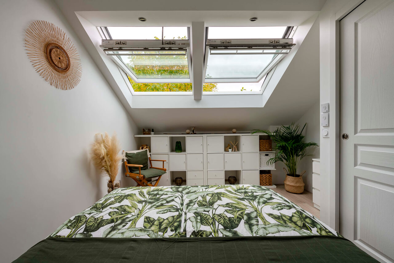 Bedroom with 2in1 roof window